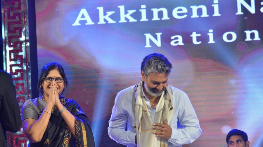 Started in 2005, the award has previously been given to Dev Anand, Shabana Azmi, Anjali Devi, Vyjayanatimala Bali, Lata Mangeshkar, K. Balachander, Hema Malini, Shyam Benegal and Amitabh Bachchan among others. Akkineni Nageswara Rao,Akkineni Nageswara Rao award,ANR,ANR award,ANR award event,KCR & Venkaiah Naidu,Venkaiah Naidu,SS Rajamouli,Filmmaker S.S. Rajamouli