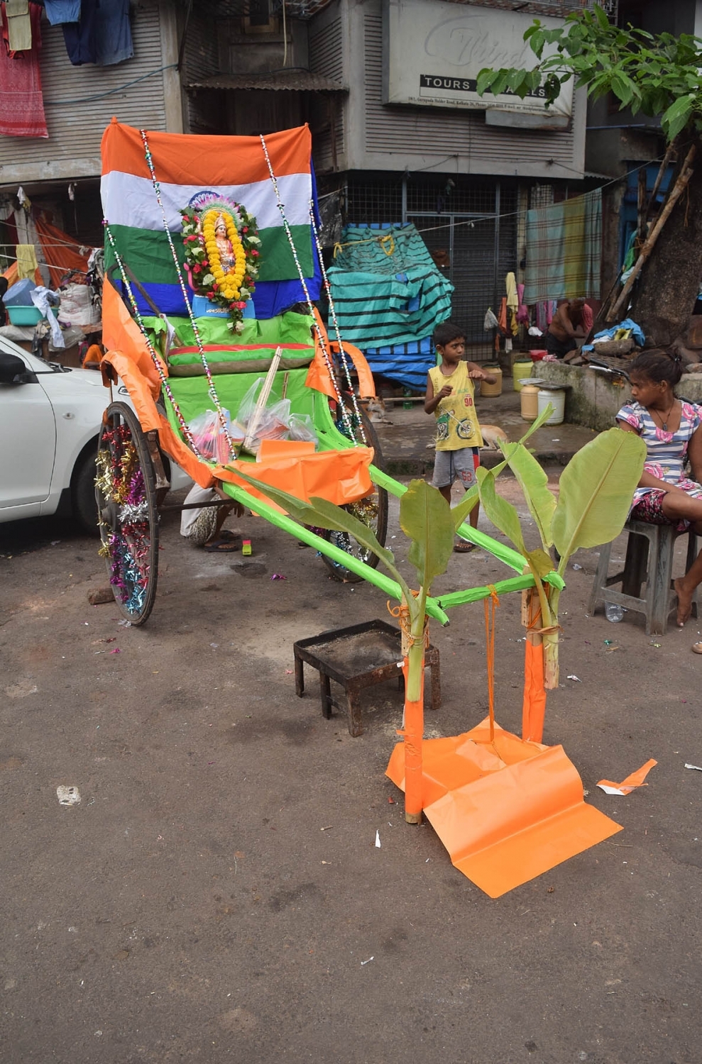 Idols and photographs were installed at workplaces including factories and automobile shops. Miniature idols adorned the interiors of cabs and buses. Vishwakarma puja,Vishwakarma puja 2017,Bengal celebrates Vishwakarma puja,West Bengal celebrates Vishwakarma puja,Lord Vishwakarma