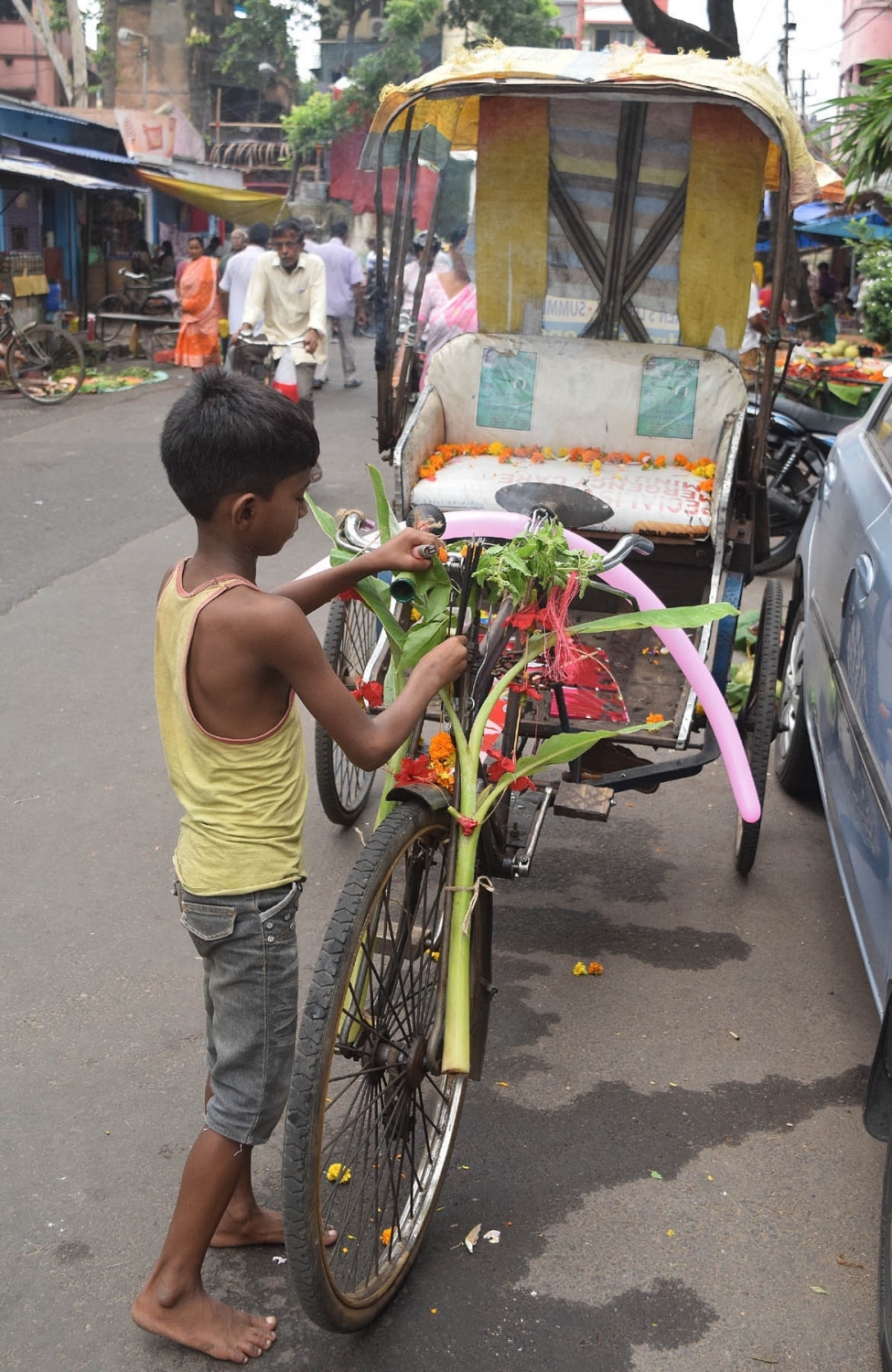 The day was celebrated by youths and teenagers by flying colourful kites. Kite flying competitions were also held among various localities. Vishwakarma puja,Vishwakarma puja 2017,Bengal celebrates Vishwakarma puja,West Bengal celebrates Vishwakarma puja,Lord Vishwakarma