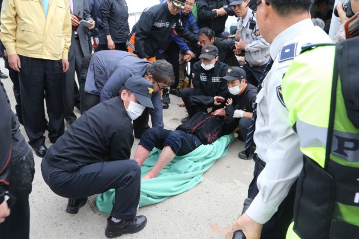 South Korea Grieves On Anniversary Of Sewol Ferry Disaster South Korea Grieves On Anniversary Of Sewol Ferry Disaster,Sewol disaster,Sewol Ferry Disaster,first anniversary of the Sewol ferry disaster,South Korea