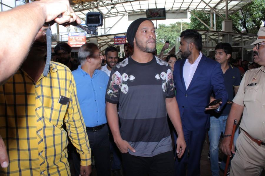 Ronaldinho paid a visit to Mumbai's Siddhivinayak temple. Ronaldinho,Ronaldinho visits Siddhivinayak temple,Ronaldinho at Siddhivinayak temple