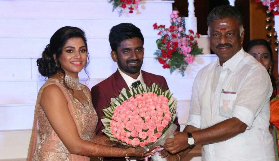 O Pannerselvam at Dharan Kumar and Deekshitha Wedding Reception. O Pannerselvam,Vijay Sethupathi,Arun Vijay,Vijay Antony,Shanthanu,Sathyaraj,Dharan Kumar and Deekshitha,Dharan Kumar and Deekshitha wedding,Dharan Kumar and Deekshitha wedding Reception,Dharan Kumar and Deekshitha wedding Reception pics,Dharan Kumar and D