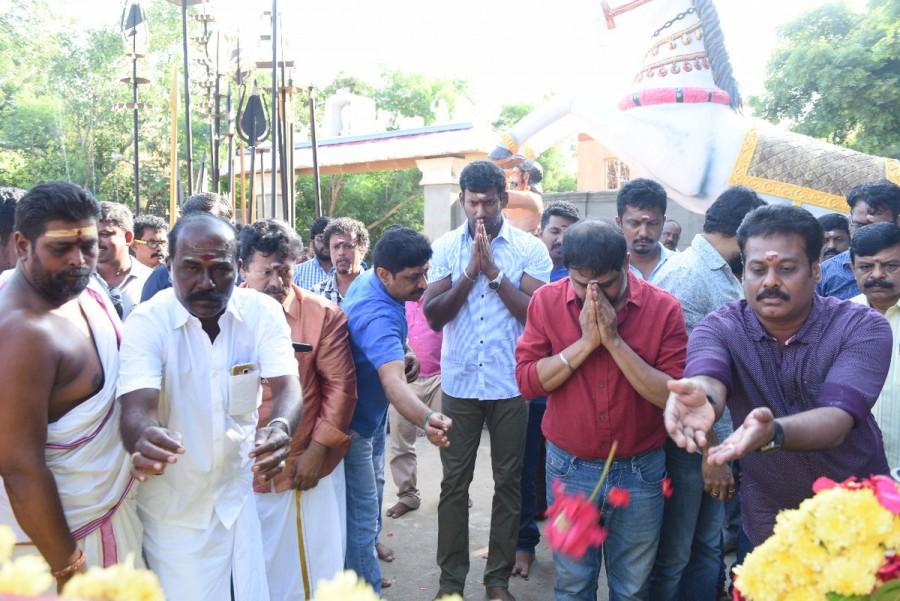 The sequel reunites director Linguswamy with Vishal after a decade since the release of "Sandakozhi". While Keerthy Suresh plays the leading lady, Varalaxmi Sarath Kumar plays the antagonist. Sandakozhi 2 movie launch,Sandakozhi 2 launch,Sandakozhi 2,Sandakozhi 2 poojai,Vishal,Lingusamy,Keerthy Suresh,Varalakshmi