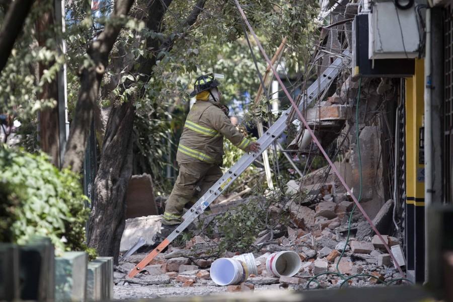 A fireman works on the site of a collapsed building after an earthquake in Mexico City, capital of Mexico, on Sept. 19, 2017. More than 100 people were killed in a powerful 7.1-magnitude earthquake that hit central Mexico on Tuesday, and the number of deaths is expected to rise due to the scale of the quake. Earthquake,Mexico,Mexico earthquake,7.1-magnitude,7.1-magnitude earthquake,7.1-magnitude earthquake in Mexico