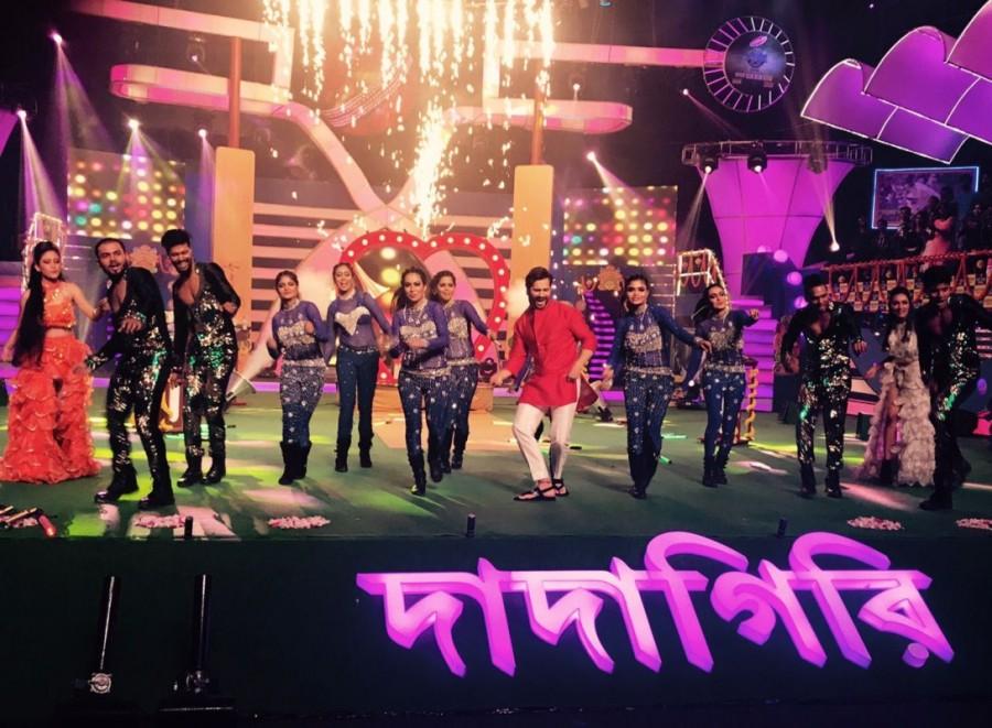 The team of Judwaa 2 have been on a promotional spree as the film is closer to release. The latest destination for the team is Kolkata, with actors Varun Dhawan, Jacqueline Fernandez and Taapsee Pannu reaching the city for promotions. The trio is seen having a gala time with the cricketer in these stills from their promotional tour to Kolkata. Varun Dhawan,Jacqueline Fernandez,Taapsee Pannu,Sourav Ganguly,Judwaa 2,Judwaa 2 promotion,Judwaa 2 movie promotion