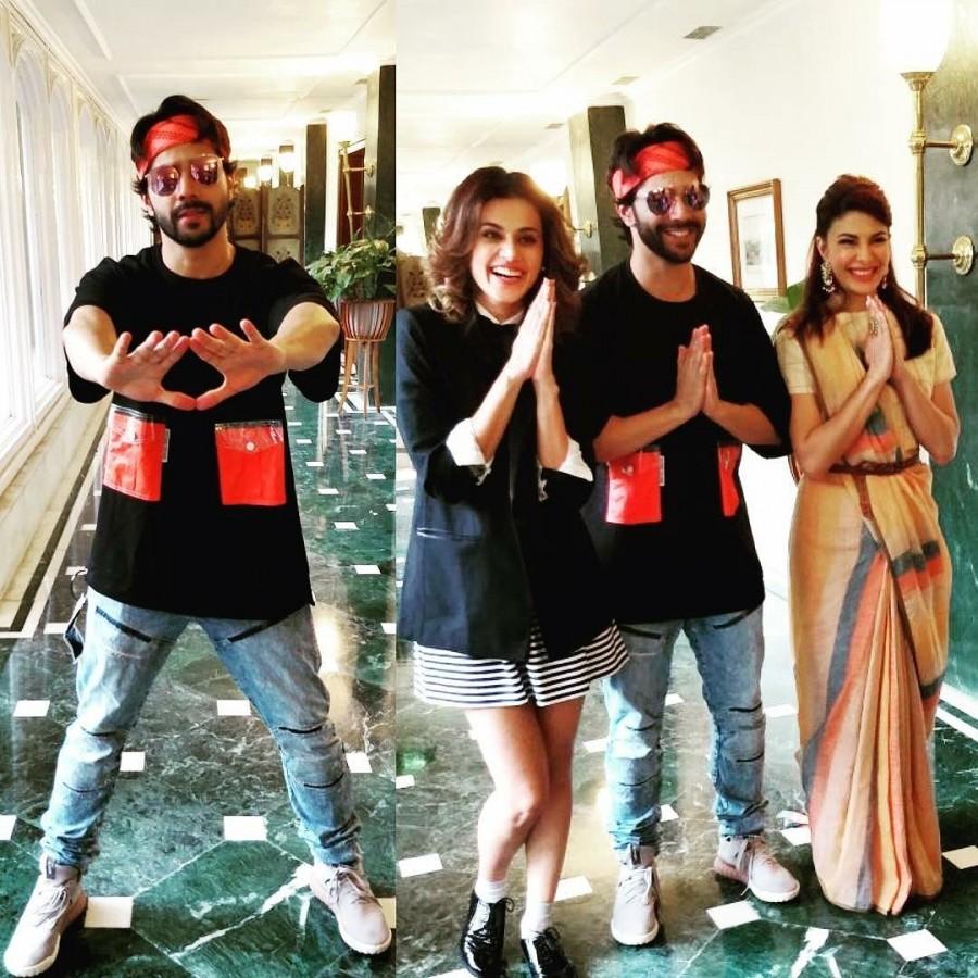 The team of Judwaa 2 have been on a promotional spree as the film is closer to release. The latest destination for the team is Kolkata, with actors Varun Dhawan, Jacqueline Fernandez and Taapsee Pannu reaching the city for promotions. Varun Dhawan was seen at Mumbai Airport donning his Raja look, complete with a Bandana as the Judwaa 2 actor departed for Kolkata. While in the city, Varun Dhawan took to his tapori Raja avatar to goof around with actress' Jacqueline Fernandez and Taapsee Pannu. Varun Dhawan,Jacqueline Fernandez,Taapsee Pannu,Judwaa 2,Judwaa 2 promotion,Judwaa 2 movie promotion