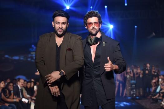 Unexpected torrential rains have brought Mumbai to a standstill with waterlogging in major parts of the city disrupting work routines, however the heavy rains did not discourage Hrithik Roshan's work commitment.