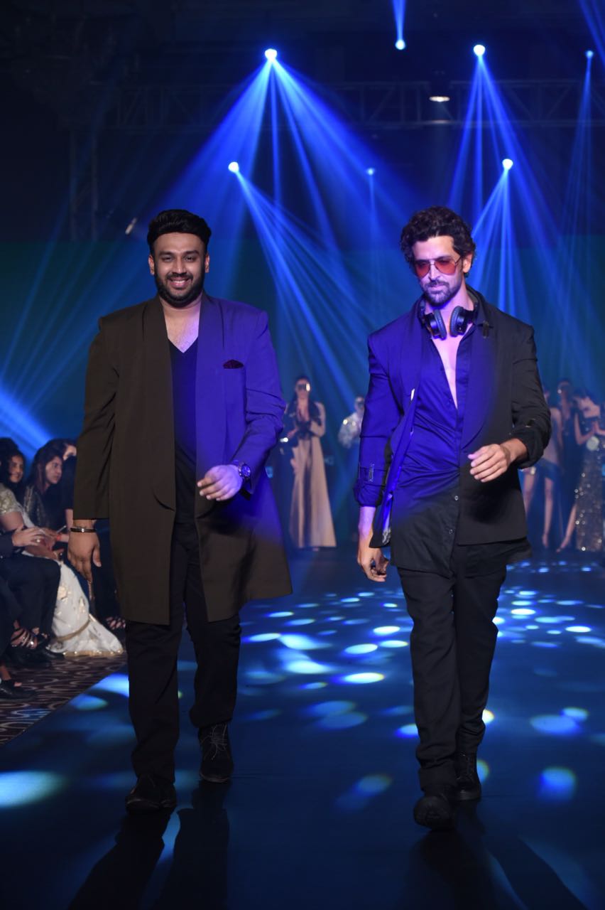 The actor who was to walk the ramp as the show stopper for designer Nikhil Thampi stuck true to his prior appointment inspite of the rains. Hrithik Roshan,actor Hrithik Roshan,Hrithik Roshan abides torrential rain,Mumbai Rain,Nikhil Thampi
