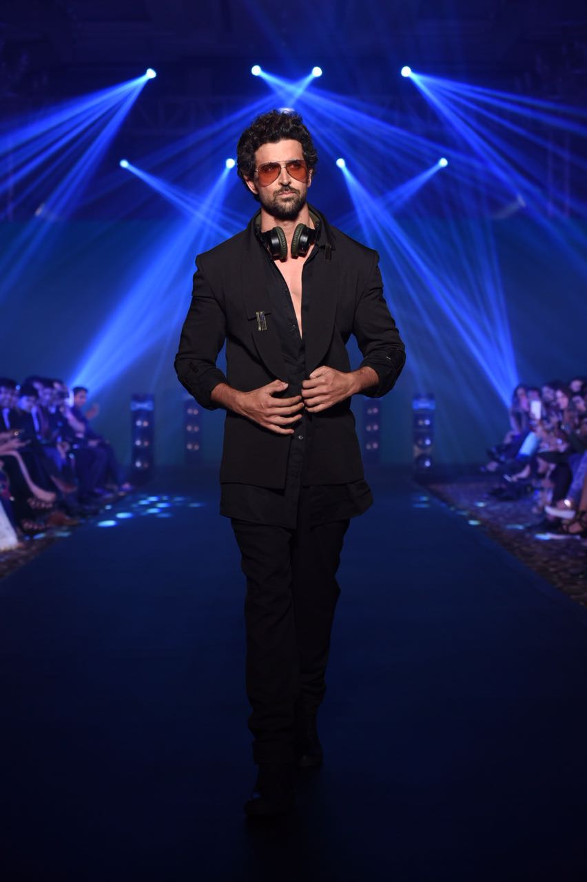 Hrithik Roshan traveled to the Fashion Show venue in South Mumbai from his residence in Juhu, reaching the location well as per schedule. Hrithik Roshan,actor Hrithik Roshan,Hrithik Roshan abides torrential rain,Mumbai Rain,Nikhil Thampi