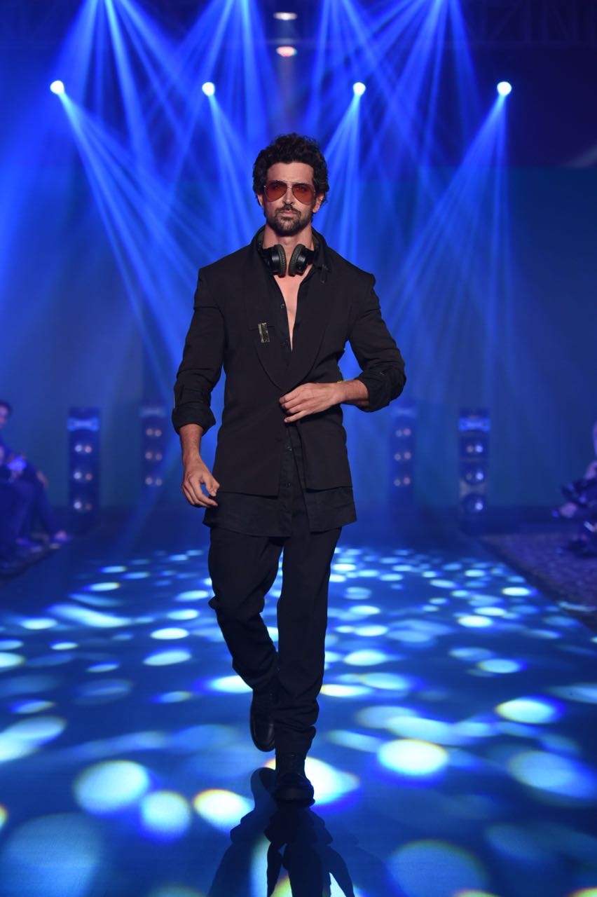 Hrithik Roshan is amongst those actors who are known for their sheer dedication and hard work. Hrithik Roshan,actor Hrithik Roshan,Hrithik Roshan abides torrential rain,Mumbai Rain,Nikhil Thampi