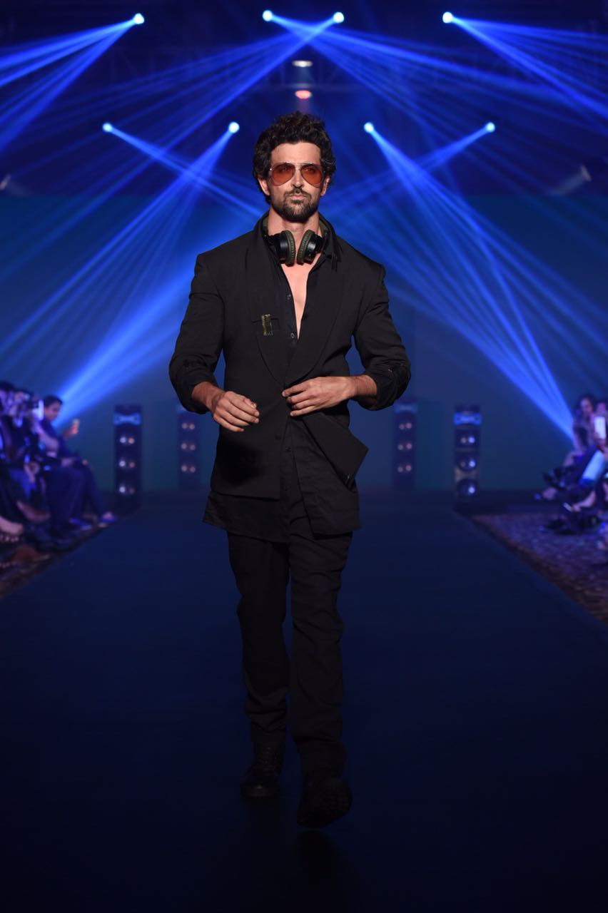 While the city is bracing another day with heavy rains and many B-town events are getting rescheduled, the actor stood by his work ethics and fulfilled his commitments. Hrithik Roshan,actor Hrithik Roshan,Hrithik Roshan abides torrential rain,Mumbai Rain,Nikhil Thampi