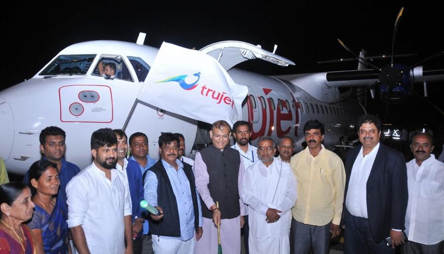 Union MoS Civil Aviation Jayant Sinha flags off Mysuru-Chennai flight in Mysuru on Sept 20, 2017. Jayant Sinha,Minister of State for Civil Aviation,Mysuru-Chennai flight,Mysuru to Chennai flight,Mysore to Chennai flight
