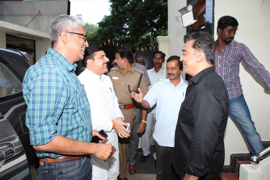 Urging Kamal Haasan to enter politics, Kejriwal said the two discussed about the situation in the country as well as in Tamil Nadu. Arvind Kejriwal,CM Arvind Kejriwal,Arvind Kejriwal meets Kamal Hassan,Kamal Hassan meets Arvind Kejriwal