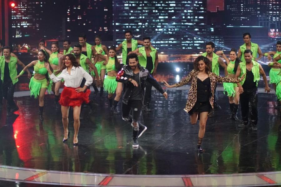 Judwaa 2 is an upcoming action-comedy film written and directed by David Dhawan. Taapsee Pannu,Jacqueline Fernandez,Varun Dhawan,Judwaa 2,Judwaa 2 promotion,Judwaa 2 movie promotion,Judwaa 2 on Dance Plus 3,Dance Plus 3