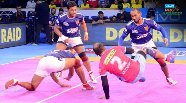 U Mumba kept their play-offs hopes alive beating Dabang Delhi 30-28 in the opening game of the Delhi leg of the Pro Kabaddi League (PKL) season 5 at the Thyagaraj Sports Complex here on Friday. Shrikant Jadhav scored 10 points whereas Kashiling Adake chipped in with seven points for U Mumba, who are now third in Zone A with 44 points from 16 matches.  The hosts squandered their early nine-point lead in the first half and couldn't keep their composure in the last five minutes to languish at the bottom of the table in Zone A with 29 points from 13 matches.