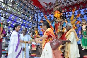 Mamata Banerjee,CM Mamata Banerjee,Mamata Banerjee inaugurates Durga Puja Pandal,Durga Puja Pandal