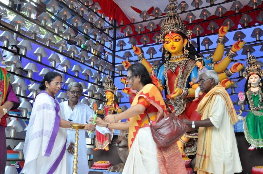 West Bengal Chief Minister Mamata Banerjee inaugurates Durga Puja Pandal. Mamata Banerjee,CM Mamata Banerjee,Mamata Banerjee inaugurates Durga Puja Pandal,Durga Puja Pandal