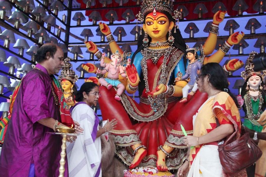 WB Chief Minister Mamata Banerjee inaugurates Durga Puja Pandal. Mamata Banerjee,CM Mamata Banerjee,Mamata Banerjee inaugurates Durga Puja Pandal,Durga Puja Pandal