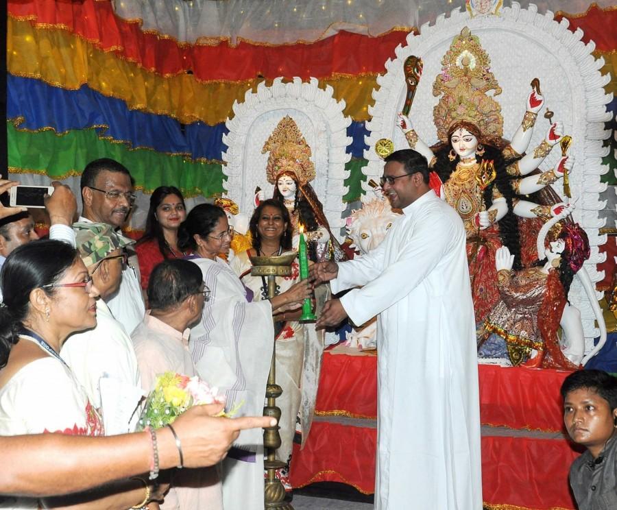 West Bengal Chief Minister Mamata Banerjee inaugurates Babubagan Club's Pandal ahead of Durga Puja in Kolkata on Sept 22, 2017. Mamata Banerjee,CM Mamata Banerjee,Mamata Banerjee inaugurates Durga Puja Pandal,Durga Puja Pandal