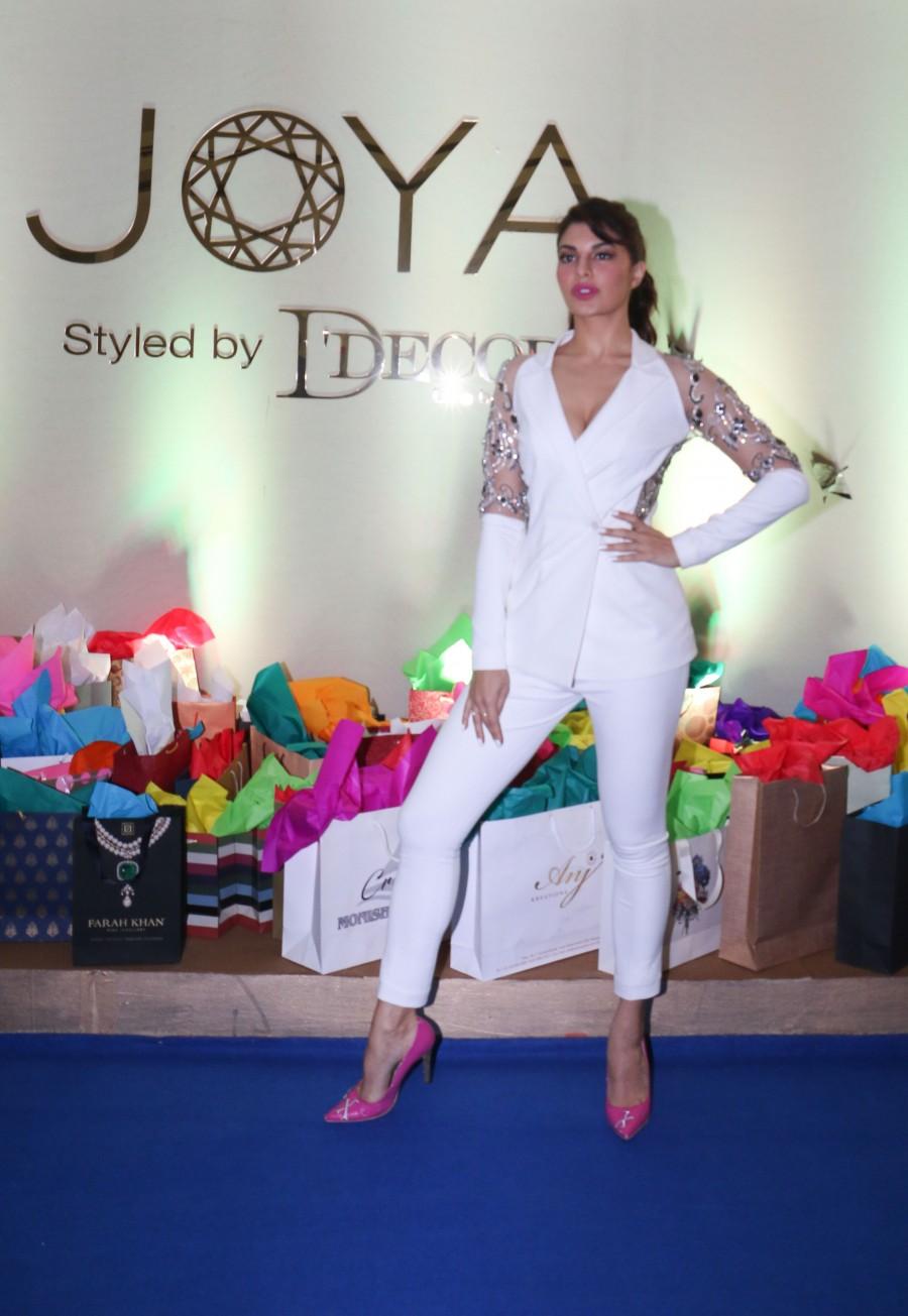 Jacqueline Fernandez inaugurates Joya exhibition in Mumbai. Jacqueline Fernandes,Amruta Fadnavis,Yes Bank's Radha Kapoor,JOYA - a fashion and lifestyle exhibition