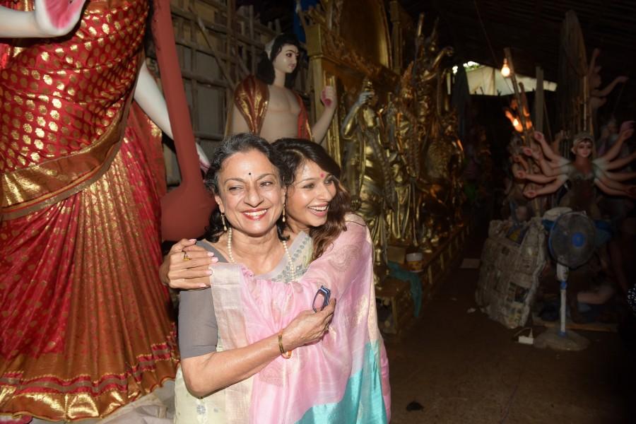 Tanuja Mukherjee and Tanisha Mukherjee at North Bombay Sarbojanin Durga Puja Samiti 2017. Kajol,Tanisha Mukherjee,Tanuja Mukherjee,Debu Mukherjee,Sharbani Mukherji,Krishna Mukherjee,North Bombay Sarbojanin Durga Puja Samiti 2017