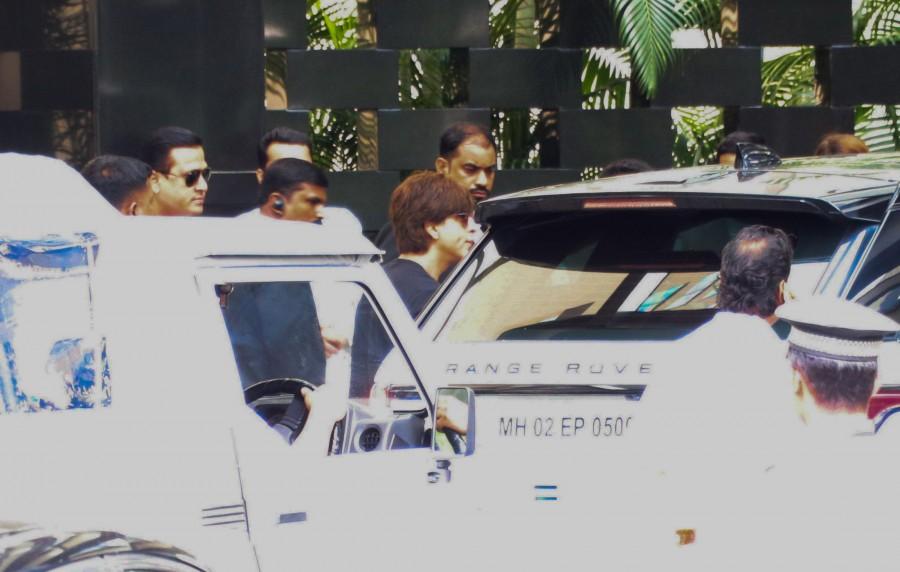 Shah Rukh Khan spotted at Trident Hotel in Mumbai on September 21, 2017. Shah Rukh Khan,Shah Rukh Khan spotted at Trident Hotel,Shah Rukh Khan at Trident Hotel,Shahrukh Khan Spotted At Trident Hotel,Shahrukh Khan At Trident Hotel