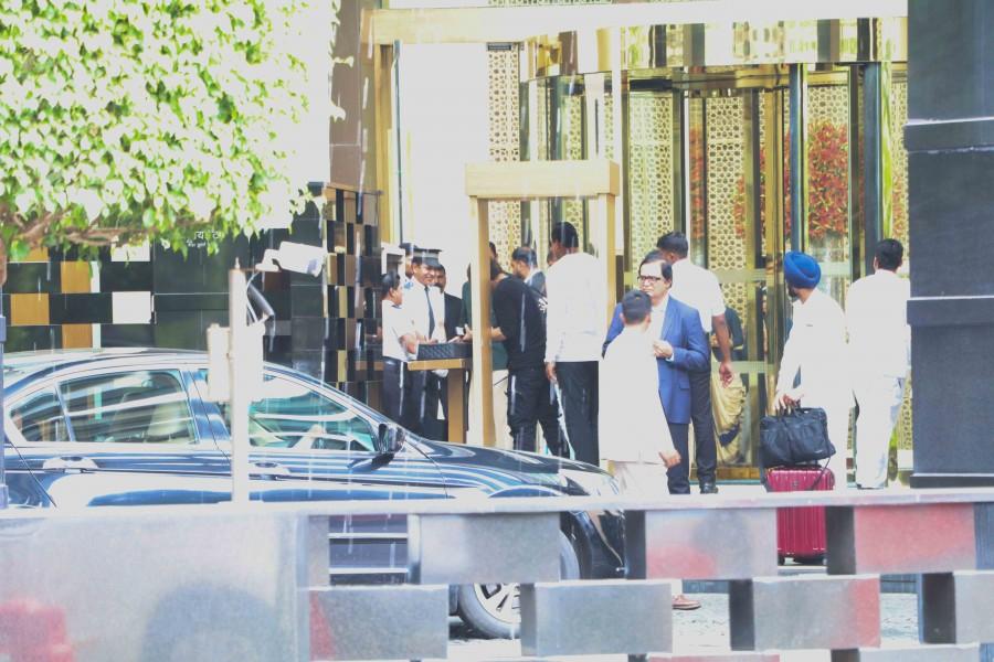 Bollywood actor Shah Rukh Khan spotted at Trident Hotel in Mumbai on September 21, 2017. Shah Rukh Khan,Shah Rukh Khan spotted at Trident Hotel,Shah Rukh Khan at Trident Hotel,Shahrukh Khan Spotted At Trident Hotel,Shahrukh Khan At Trident Hotel