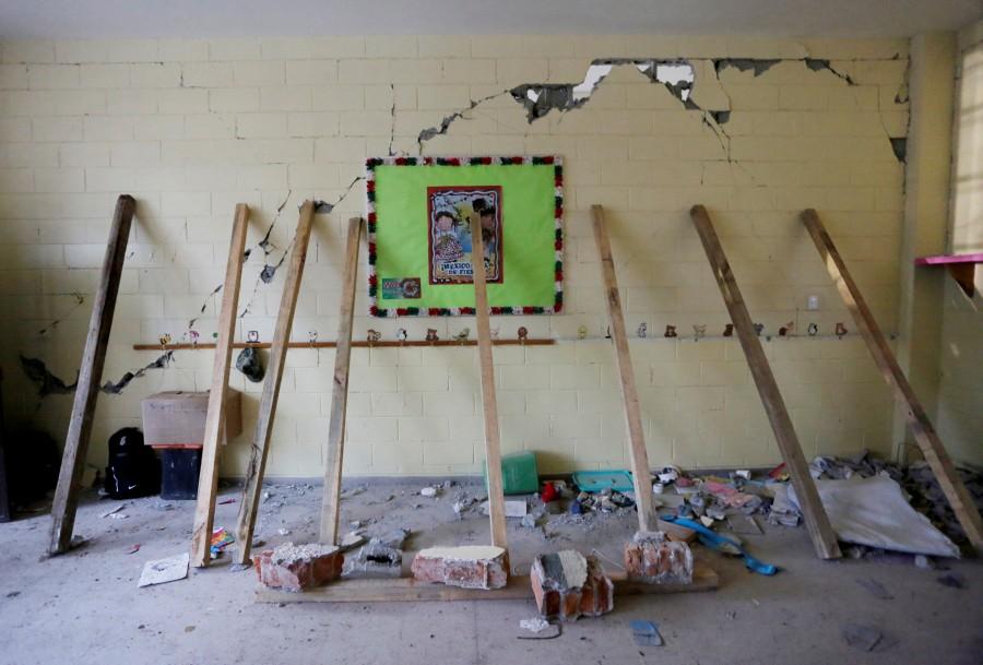 Support beams are placed on a crumbling wall of a room during the search for students at the Enrique Rebsamen school after an earthquake in Mexico City, Mexico, September 21, 2017. Mexico races to find survivors,Rescuers labor,Enrique Rebsamen School,earthquake