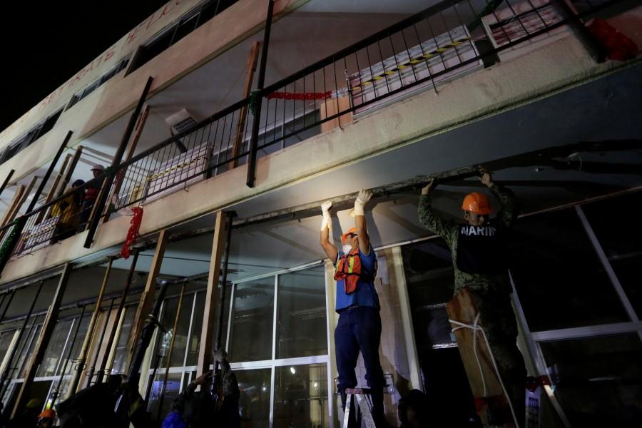 Workers reinforce a balcony, September 20, 2017. Mexico races to find survivors,Rescuers labor,Enrique Rebsamen School,earthquake