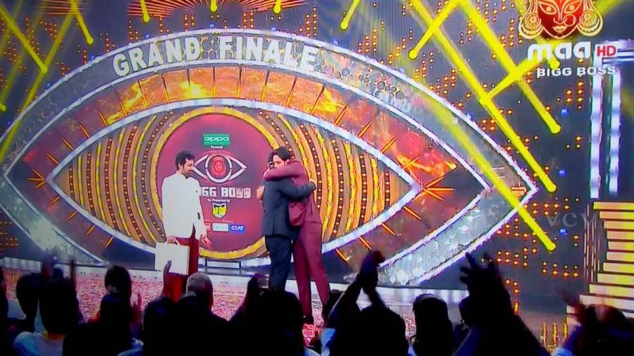 Bigg Boss Telugu season 1: Actor Siva Balaji Wins, Adarsh Runner Up. Bigg Boss Telugu finale,Bigg Boss Telugu,Siva Balaji,actor Siva Balaji,Siva Balaji wins Bigg Boss Telugu,Siva Balaji wins Bigg Boss
