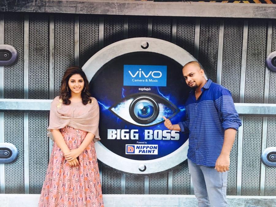 South Indian actress Anjali promotes Baloon movie on Bigg Boss Tamil sets. Anjali promotes Baloon movie,Anjali promotes Baloon,Baloon promotion,Baloon movie promotion,Bigg Boss Tamil