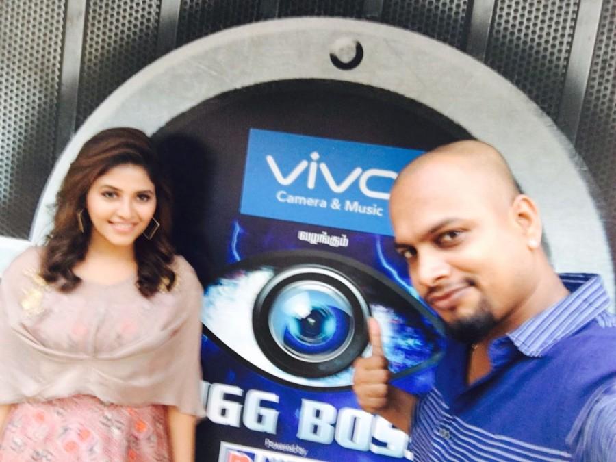 Anjali promotes her upcoming movie Baloon on Bigg Boss Tamil sets. Anjali promotes Baloon movie,Anjali promotes Baloon,Baloon promotion,Baloon movie promotion,Bigg Boss Tamil
