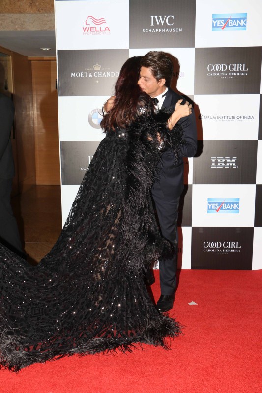 Actor Shah Rukh Khan hugs Aishwarya Rai Bachchan at Vogue Women of the Year Awards 2017. Shah Rukh Khan hugs Aishwarya Rai Bachchan,Shah Rukh Khan hugs Aishwarya Rai,Shah Rukh Khan,Aishwarya Rai Bachchan,Aishwarya Rai,Vogue Women of the Year Awards 2017,Vogue Women of the Year Awards,Celebs at Vogue Women of the Year Awards 2017