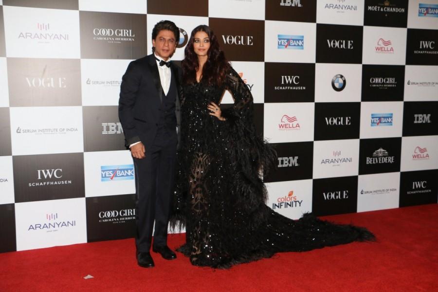 Shah Rukh Khan and Aishwarya Rai Bachchan at Vogue Women of the Year Awards 2017. Shah Rukh Khan hugs Aishwarya Rai Bachchan,Shah Rukh Khan hugs Aishwarya Rai,Shah Rukh Khan,Aishwarya Rai Bachchan,Aishwarya Rai,Vogue Women of the Year Awards 2017,Vogue Women of the Year Awards,Celebs at Vogue Women of the Year Awards 2017