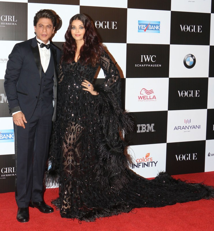 Shah Rukh Khan and Aishwarya Rai Bachchan spotted at Vogue Women of the Year Awards 2017. Shah Rukh Khan hugs Aishwarya Rai Bachchan,Shah Rukh Khan hugs Aishwarya Rai,Shah Rukh Khan,Aishwarya Rai Bachchan,Aishwarya Rai,Vogue Women of the Year Awards 2017,Vogue Women of the Year Awards,Celebs at Vogue Women of the Year Awards 2017