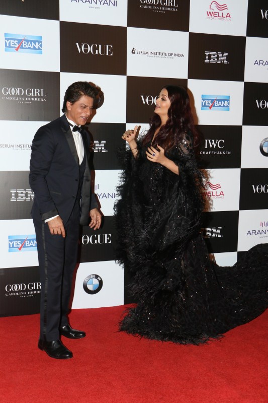 Shah Rukh Khan and Aishwarya Rai Bachchan snapped at Vogue Women of the Year Awards 2017. Shah Rukh Khan hugs Aishwarya Rai Bachchan,Shah Rukh Khan hugs Aishwarya Rai,Shah Rukh Khan,Aishwarya Rai Bachchan,Aishwarya Rai,Vogue Women of the Year Awards 2017,Vogue Women of the Year Awards,Celebs at Vogue Women of the Year Awards 2017