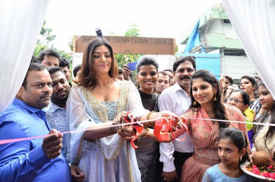 Actress Sushmita Sen launches Sashi Vangapalli Designer Store in Banjara Hills. Sushmita Sen,Sashi Vangapalli Designer Store Launch,Designer Sashi Vangapalli,actress Sushmita Sen