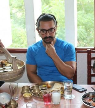 Aamir Khan in the capacity of producer is currently busy promoting his upcoming film 'Secret Superstar' starring Zaira Wasim in the lead. Aamir Khan is launching new talents with his film 'Secret Superstar'. After director Advait Chandan and singer Meghna Mishra, Aamir Khan launched the third Secret Superstar from the film Tirth Sharma. 'Secret Superstar' is not only based in Baroda but also completely shot in the city of Gujarat. The third talent Tirth Sharma also hails from Baroda, therefore the team of Secret Superstar visited the city.