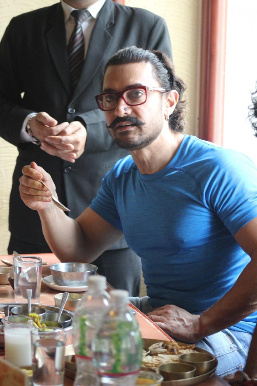 While in Baroda, Aamir Khan relished on the delicacies of Gujarati Thali. Not many know that the actor is very fond of Gujarati cuisine. The actor who is known to follow a strict diet broke hid routine in order to savour the delicious treat. The actor hogged on the delicasies of 'lauki ki sabzi', 'Gujarati daa'l and 'Barjra no rotlo' amongst others served to him. Aamir Khan loved the dishes so much that he packed two take-aways for home, for wife Kiran Rao and himself. Aamir Khan,actor Aamir Khan,Gujarati Thali,Gujarati Thali in Baroda,Secret Superstar,Secret Superstar promotion,Secret Superstar movie promotion