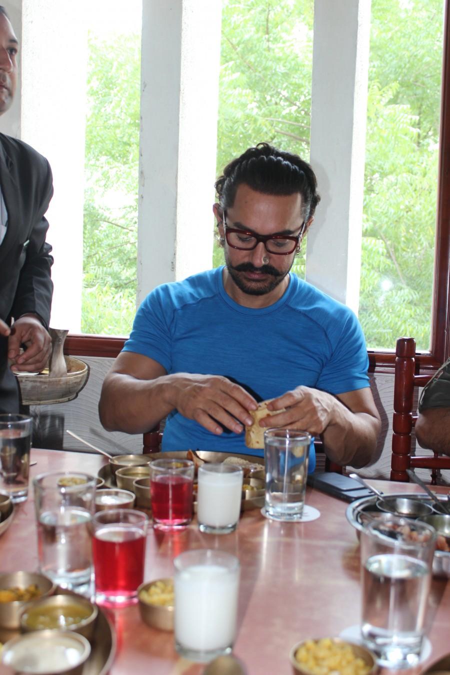 Aamir Khan enjoyed the the thali so much so that he expressed his desire to meet the chef and praised him for the meal saying 'it was the most delicious food he has ever tasted'. Aamir Khan,actor Aamir Khan,Gujarati Thali,Gujarati Thali in Baroda,Secret Superstar,Secret Superstar promotion,Secret Superstar movie promotion