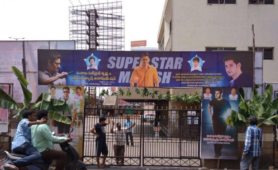 In "Spyder", Mahesh plays an Intelligence Bureau (IB) officer while Suryah is rumoured to be donning he role of a bio-terrorist. Mahesh Babu,Mahesh Babu fans,Spyder movie release,Spyder release,Spyder special screening,Spyder special screening pics,Spyder special screening images,Spyder special screening pictures,Spyder special screening photos