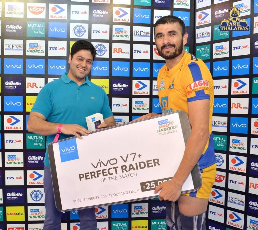 The Thalaivas turned the match on its head in the final five minutes. They were trailing by massive 10 points as the score was 33-23 in Gujarat's favour. Thakur scored two raid points in two minutes as Thalaivas reduced the margin to 28-34 in the 38th minute. An all out was inflicted in the same minute as Thalaivas trailed 31-34. Pro Kabaddi League 2017,Pro Kabaddi League,Ajay Thakur,Tamil Thalaivas stun Gujarat Fortunegiants,Tamil Thalaivas,Gujarat Fortunegiants,Tamil Thalaivas beats Gujarat Fortunegiants