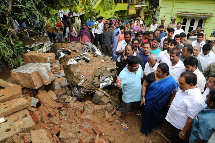 The heavy rain which began on Tuesday night led to storm water drains overflowing onto the roads in several localities, leading to water-logging. Heavy rain,Heavy rain in bangalore,Bangalore Heavy rain