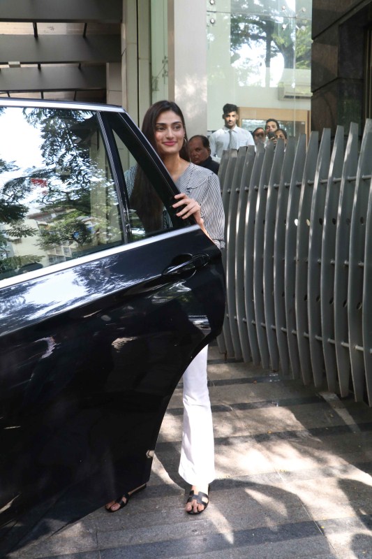 Actress Athiya Shetty snapped at Ashutosh Gowariker's office in Khar. Athiya Shetty,Athiya Shetty visited Ashutosh Gowariker office,Athiya Shetty at Ashutosh Gowariker office,Ashutosh Gowariker office,Ashutosh Gowariker