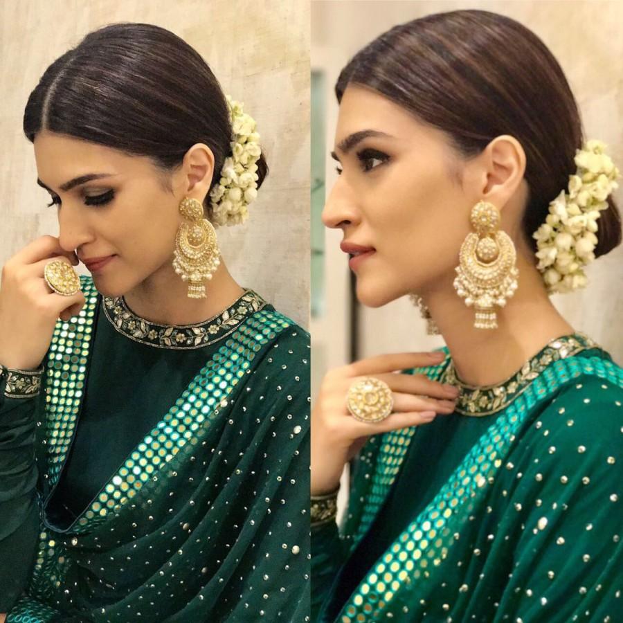The actress shared, "A moment i would remember: Had never ever thought i would share the stage with #Govinda sir on this song! Thank you so much Sir!! #FanForever. Kriti Sanon turned heads as she was seen donning a beautiful green lehenga. Kriti Sanon dances with Govinda,Govinda,Kriti Sanon,actress Kriti Sanon,actor Govinda