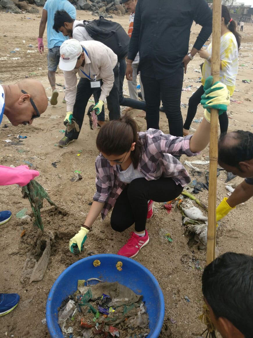 "'An ounce of practice is worth more than tons of preaching' - Mahatma Gandhiji. Swachh Bharat. Swachhata Hi Seva," she captioned the image. Anushka Sharma,actress Anushka Sharma,Anushka Sharma cleans beach,Anushka Sharma cleans beach for Clean India campaign,Swachh Bharat Abhiyan ambassador