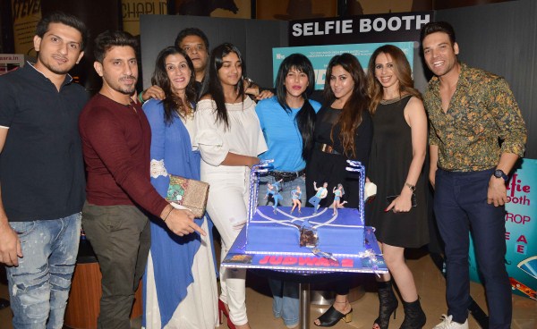 The makers of Judwaa 2 had organized for a special screening last night in Mumbai. Just a day before the film's release Judwaa 2 makers had called in for a special preview of the film. Sajid and Wardha Nadiadwala,Sajid,Wardha Nadiadwala,Judwaa 2,Judwaa 2 release,Karan Johar,Alia Bhatt,Kriti Sanon,Tiger Shroff,Disha Pathani,Akshay Kumar,Sonakshi Sinha,Juno Chopra,Nitesh Tiwari,Anupam Kher