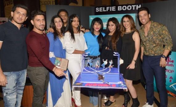 The makers of Judwaa 2 had organized for a special screening last night in Mumbai. Just a day before the film's release Judwaa 2 makers had called in for a special preview of the film.