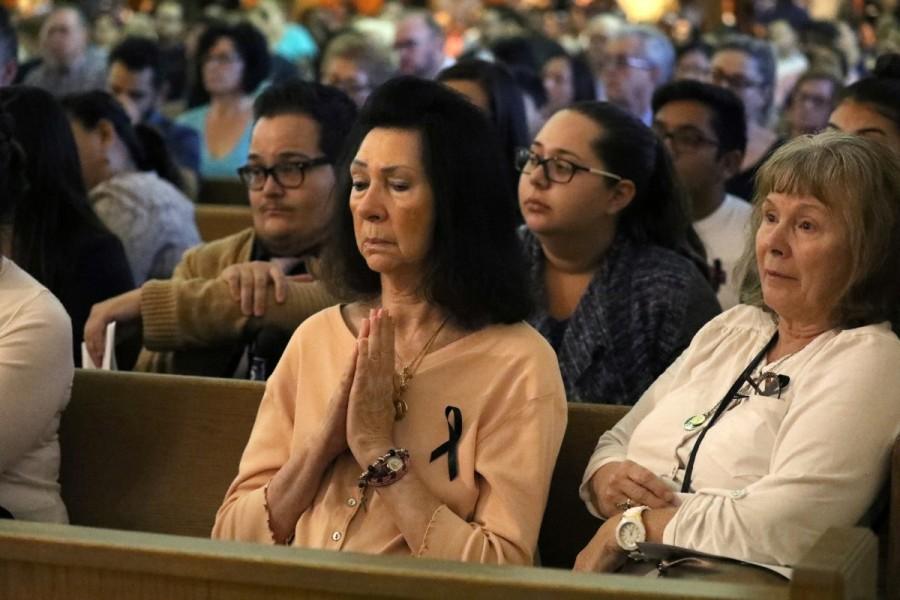People pray during an interfaith memorial service in Las Vegas. Las Vegas,Mourning for Las Vegas,Las Vegas victims,Las Vegas shooting victims