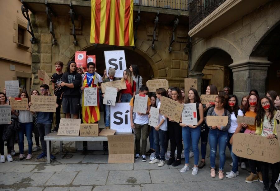 Students attend a protest in the Plaza Mayor of Vic. Catalonia,Catalonia protests,Spanish police,violent secession vote